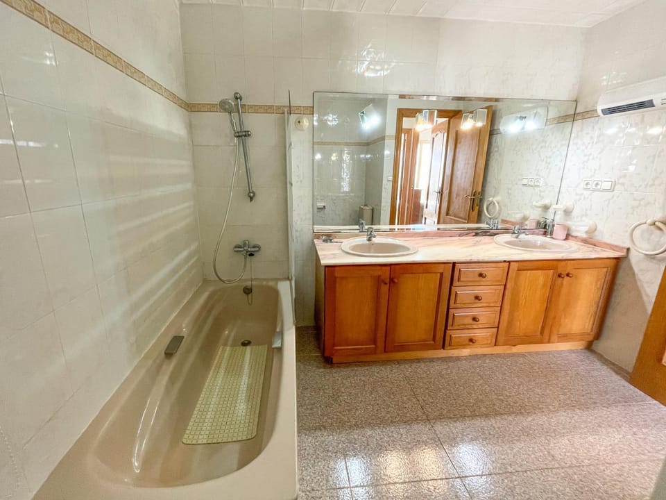 Toilet, Spring, Bed, Activities, Winter, Summer, Bathroom, Balcony/Terrace, Beach, Hiking, Animals, Animals, Animals, Autumn, Pets, Pets, Pets, Sports, Entertainment, children, children, children, young children, young children, young children, older children, older children, older children, cot, Family, Family, Family, Bath, microwave, oven, pet friendly, pet friendly, washing machine, air conditioner
