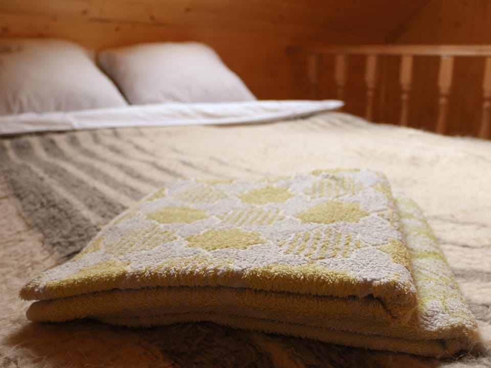 Bed, towels