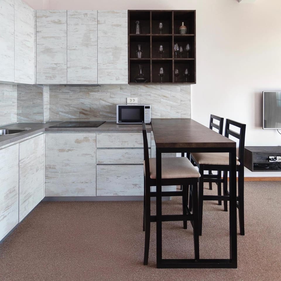 Kitchen or kitchenette, Dining area