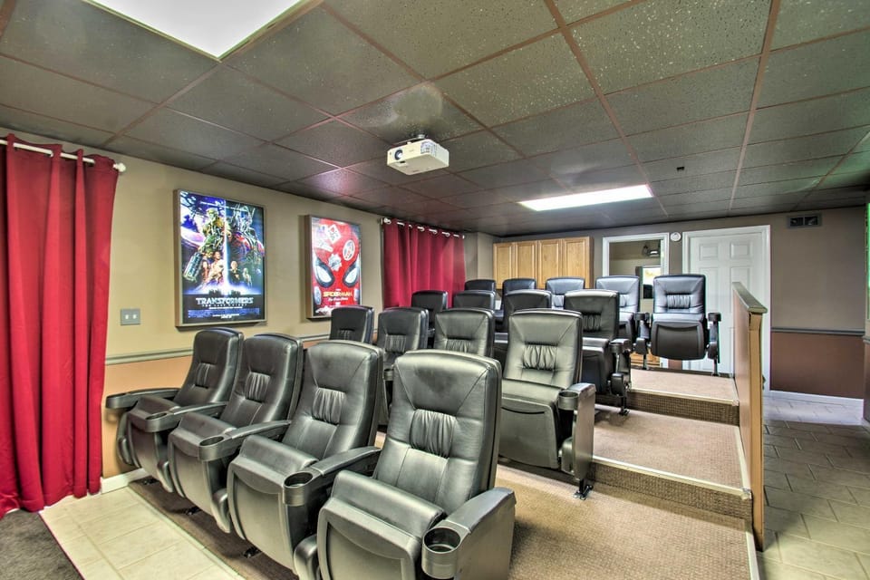 17-Seat Home Theater, Hot Tub, Huge Game Room! House in Massanutten