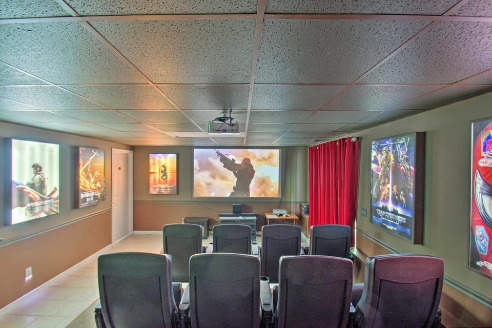 17-Seat Home Theater, Hot Tub, Huge Game Room! House in Massanutten