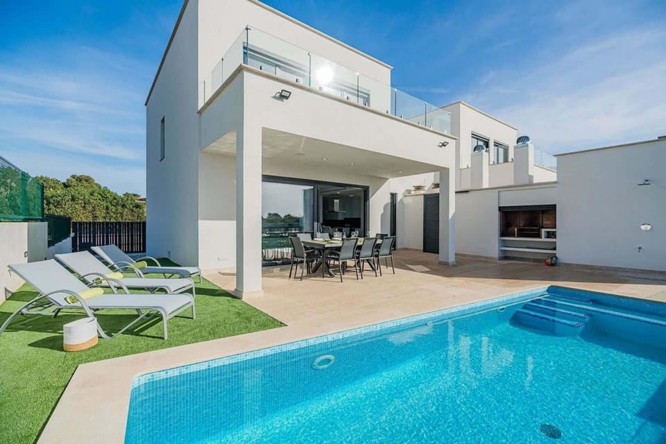 Property building, Pool view, Swimming pool, sunbed