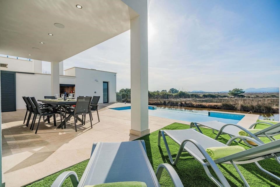 View (from property/room), Balcony/Terrace, Lake view, sunbed