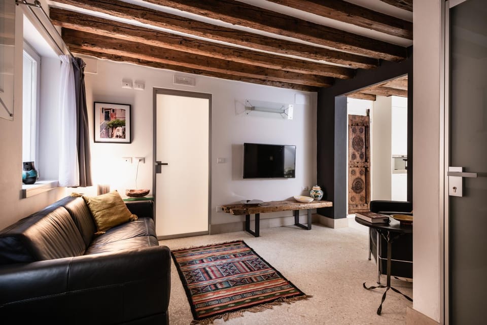 Communal lounge/ TV room, TV and multimedia, Living room, Lounge or bar, Seating area