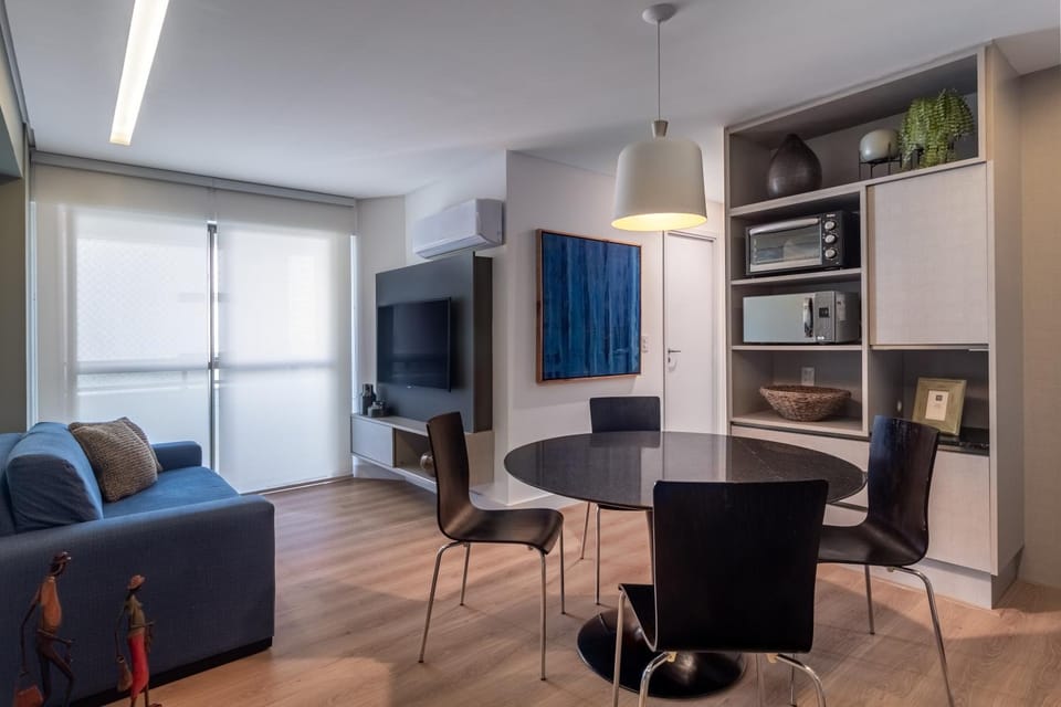 Communal lounge/ TV room, TV and multimedia, Living room, Decorative detail, Seating area, Dining area