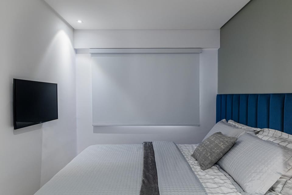 Bed, TV and multimedia, Photo of the whole room, Bedroom