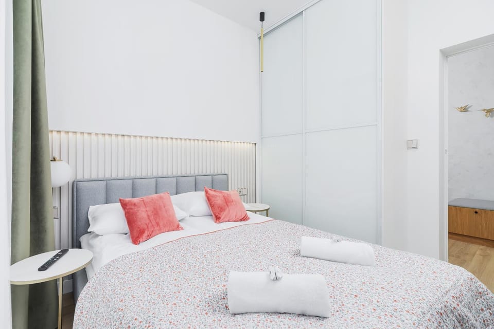 Bedroom, towels
