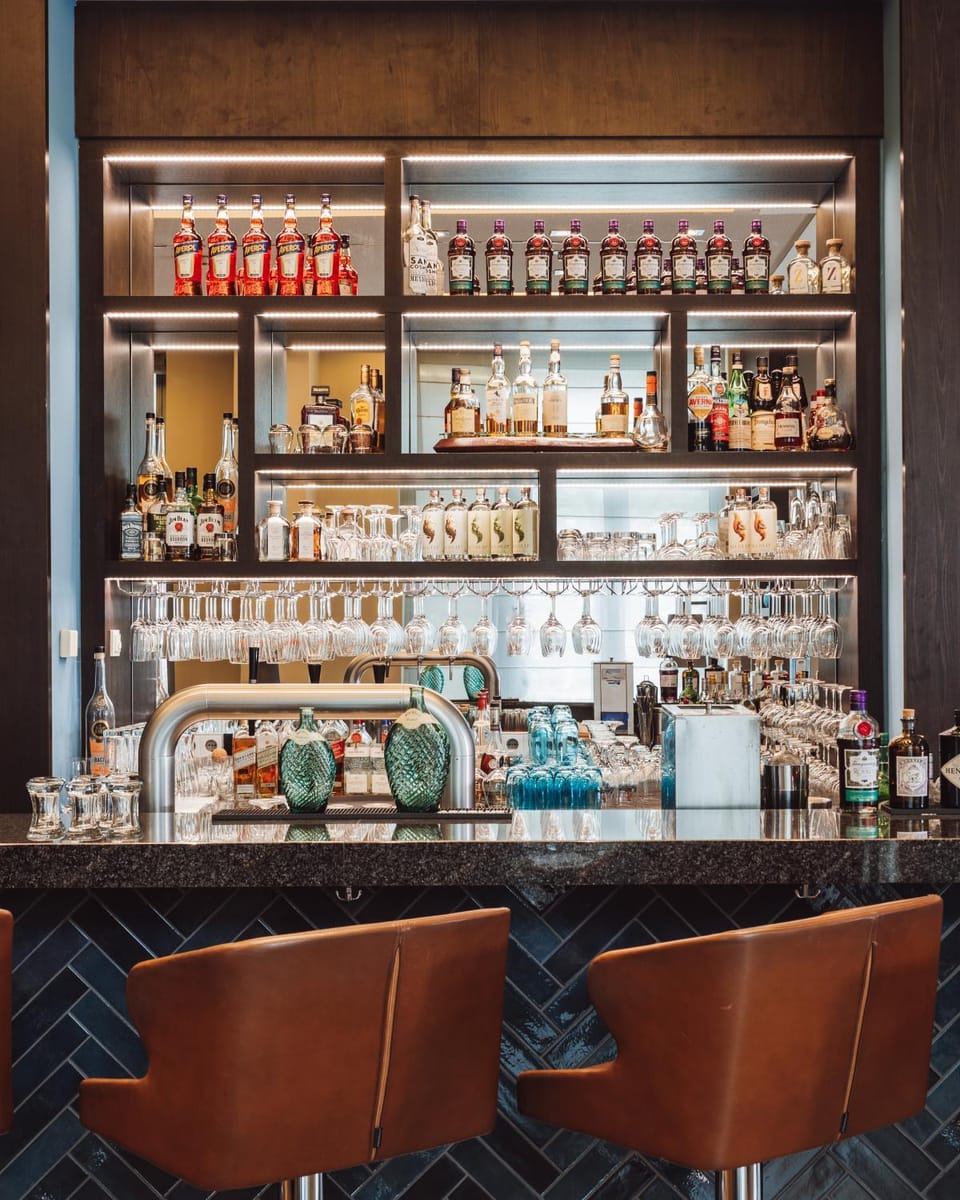 Restaurant/places to eat, Lounge or bar, Food and drinks, Drinks