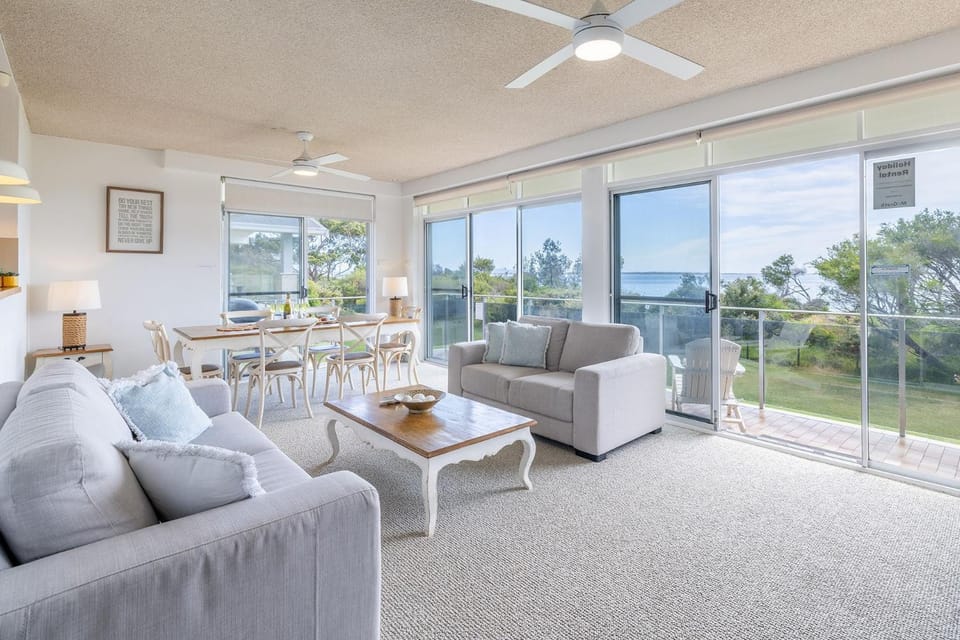 The Helm 2 Stunning waterfront unit with Air Conditioning Apartment in Shoal Bay