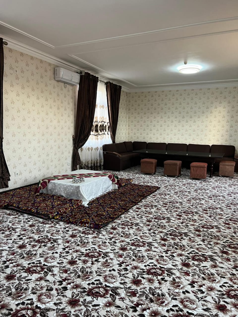 Living room, Photo of the whole room, air conditioner