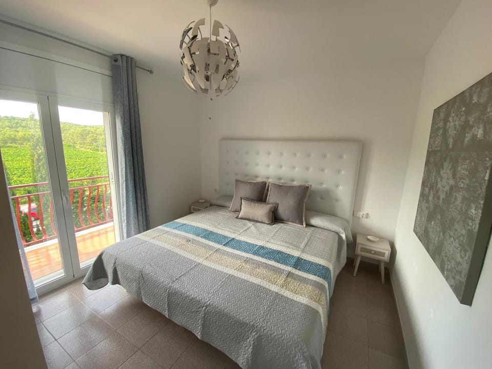 Summer, Photo of the whole room, Bedroom