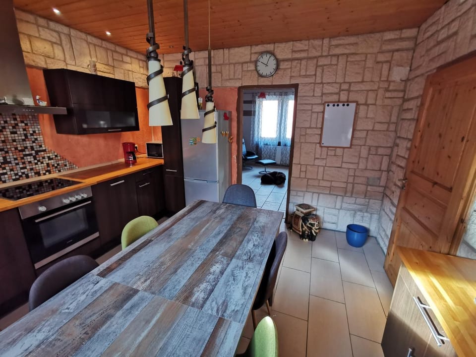 Kitchen or kitchenette, Dining area
