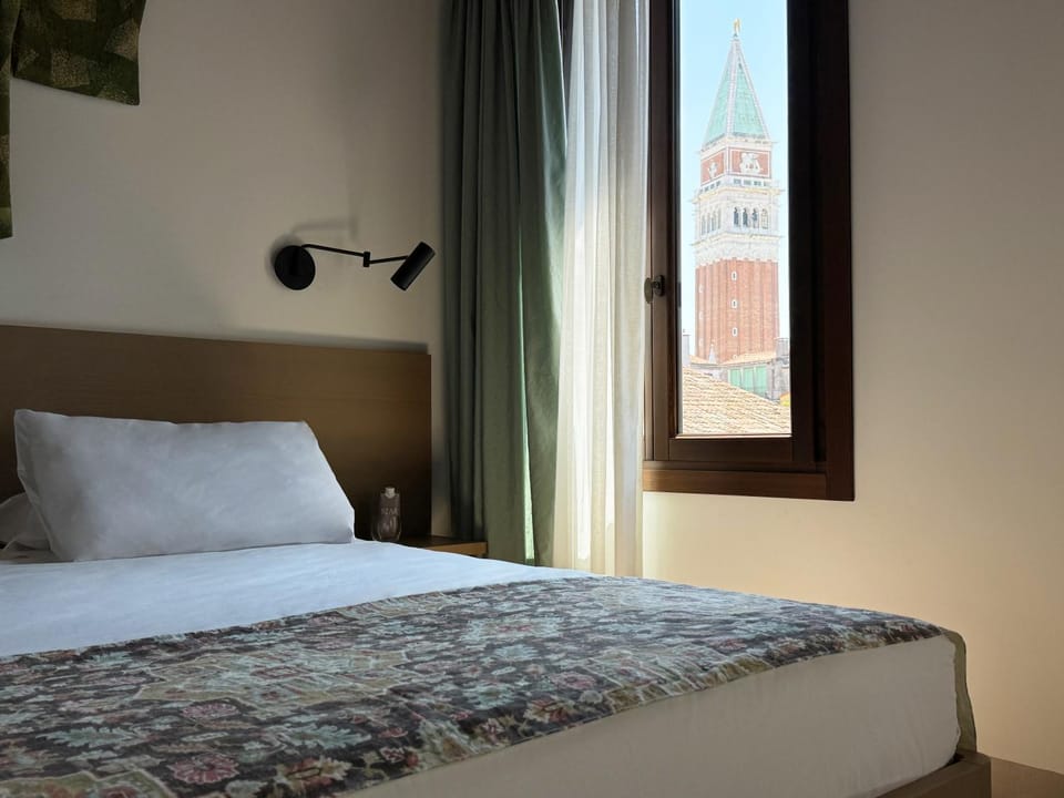 Bed, Photo of the whole room, Bedroom, City view