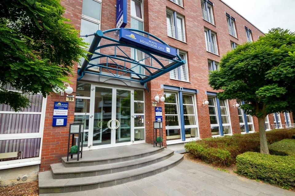 Property building, Facade/entrance, Facade/entrance, Day