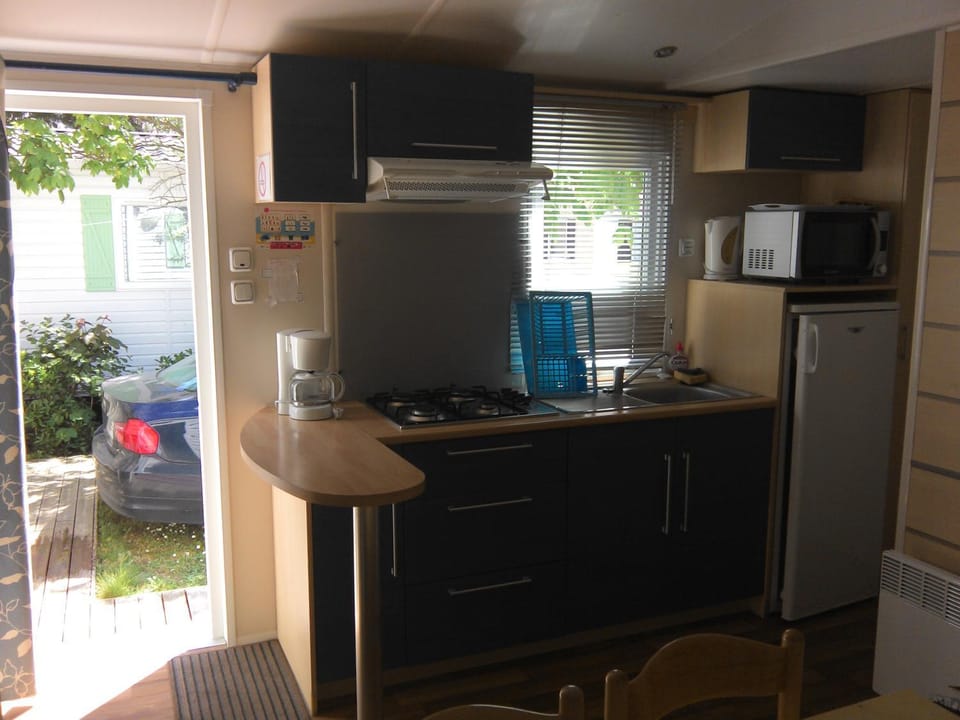 mobilhome climatisé ile d'Oléron 150m de la plage, piscines Campground/ 
RV Resort in Nouvelle-Aquitaine