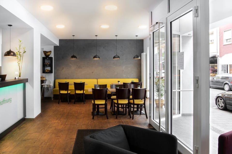 Restaurant/places to eat, Lounge or bar