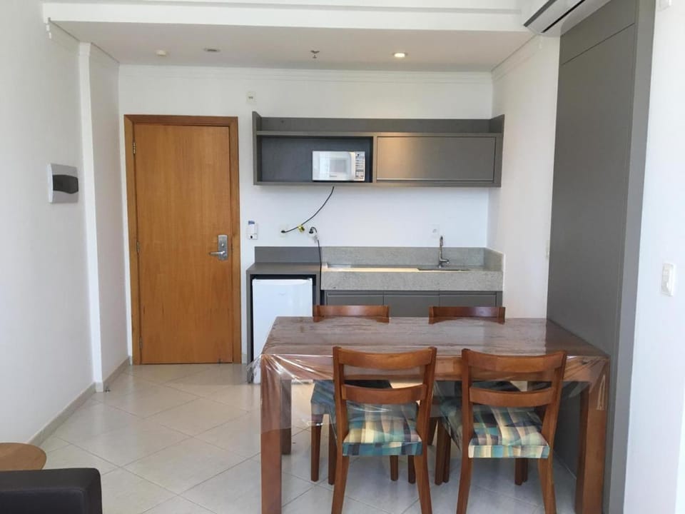 Kitchen or kitchenette, minibar, oven