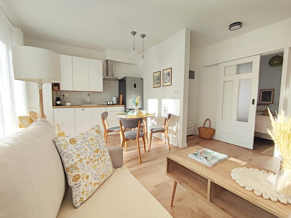 Kitchen or kitchenette, Living room, Seating area, Dining area, pet friendly, stove