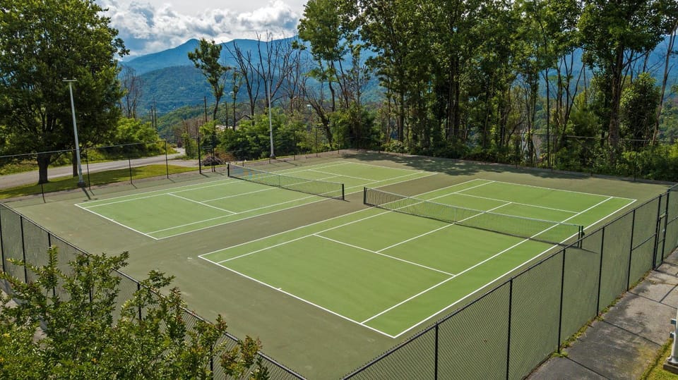 Moonshine Chalet, Hot Tub, Pool Access, WIFI, 560 FREE tickets each paid day! House in Gatlinburg