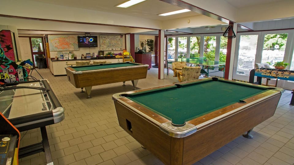 Moonshine Chalet, Hot Tub, Pool Access, WIFI, 560 FREE tickets each paid day! House in Gatlinburg