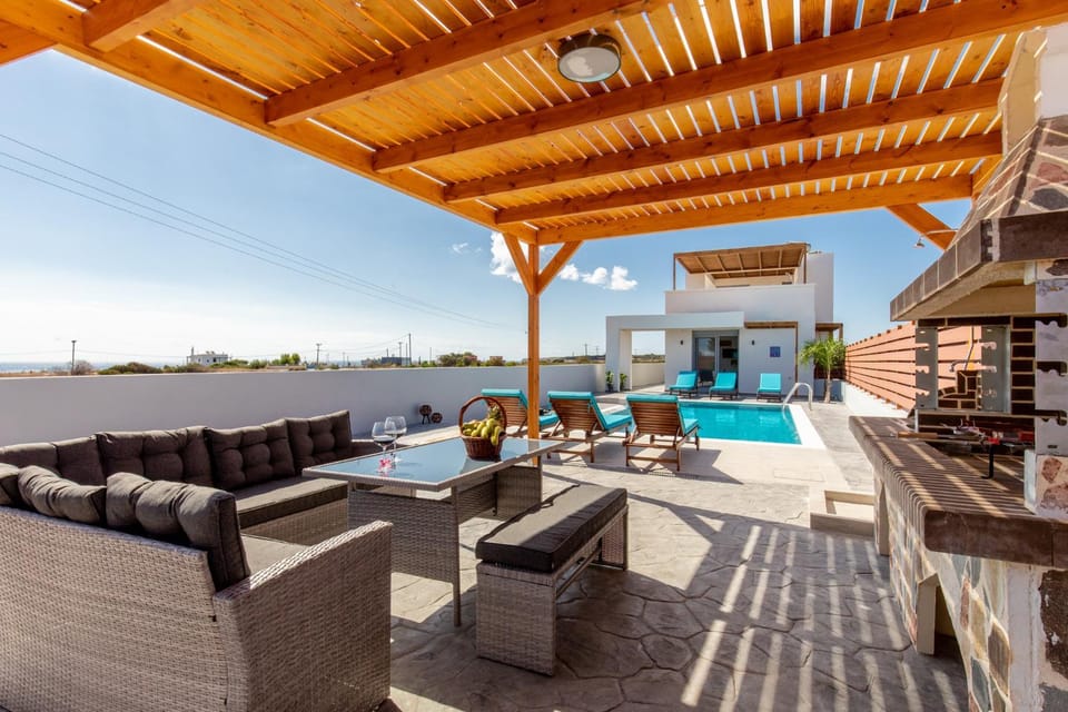 Property building, Swimming pool, sunbed