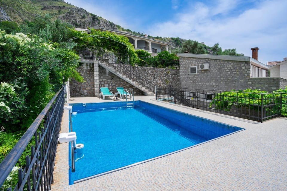 Property building, Swimming pool, Swimming pool