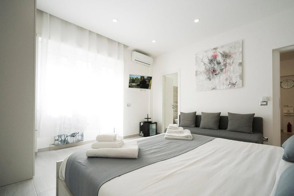 Bed, TV and multimedia, Photo of the whole room, Bedroom, oven, safe, air conditioner