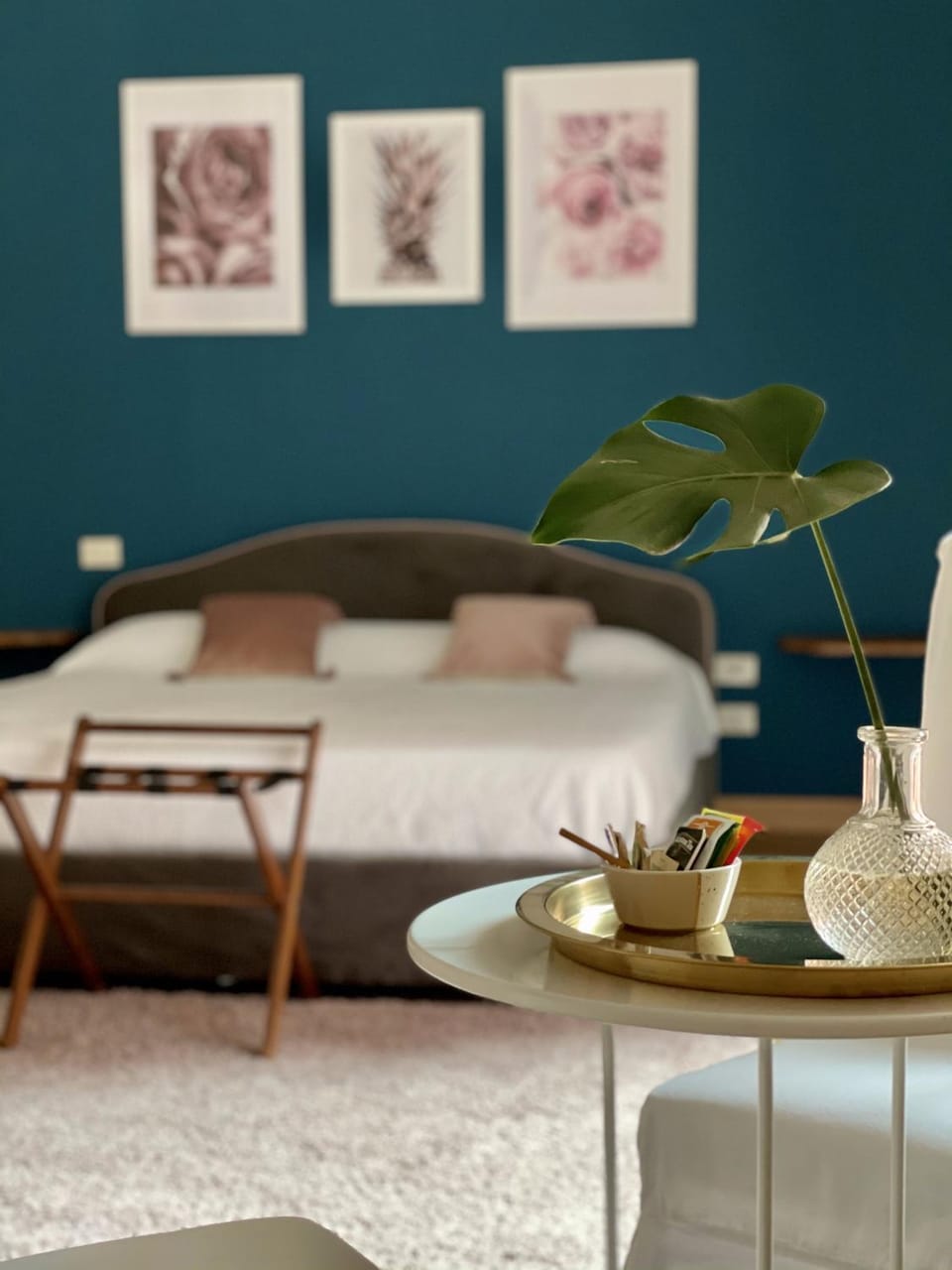 Bed, Photo of the whole room, Decorative detail, Seating area, Bedroom, Breakfast