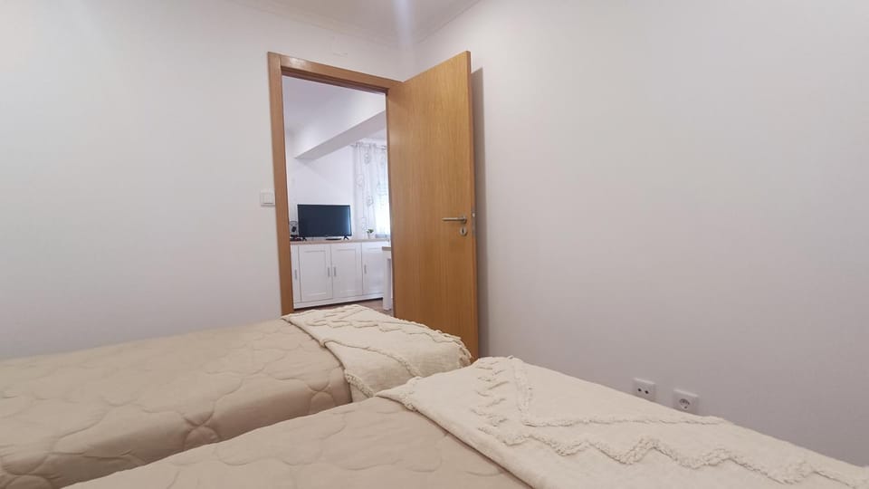Bed, TV and multimedia, Bedroom