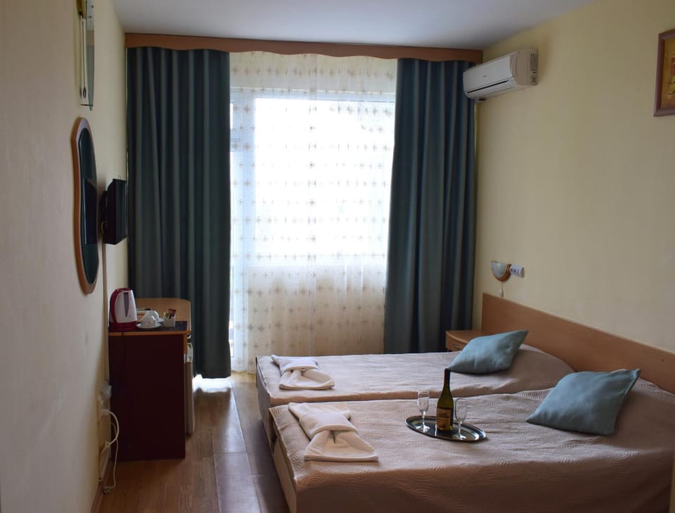 Bed, TV and multimedia, Bedroom, air conditioner