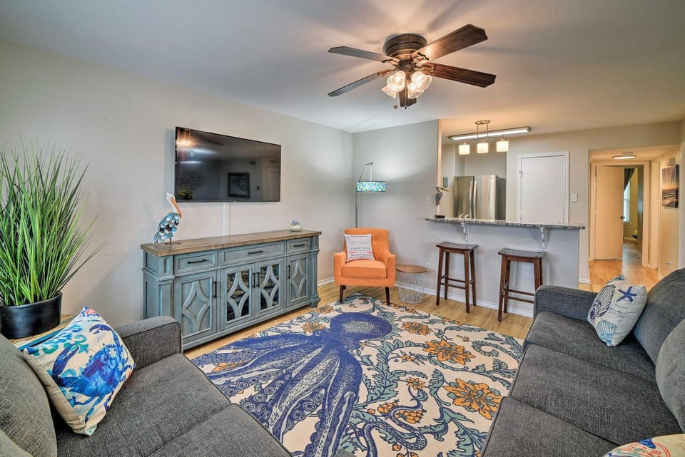 Corpus Christi Condo w/ Pool Access, Walk to Beach House in North Padre Island