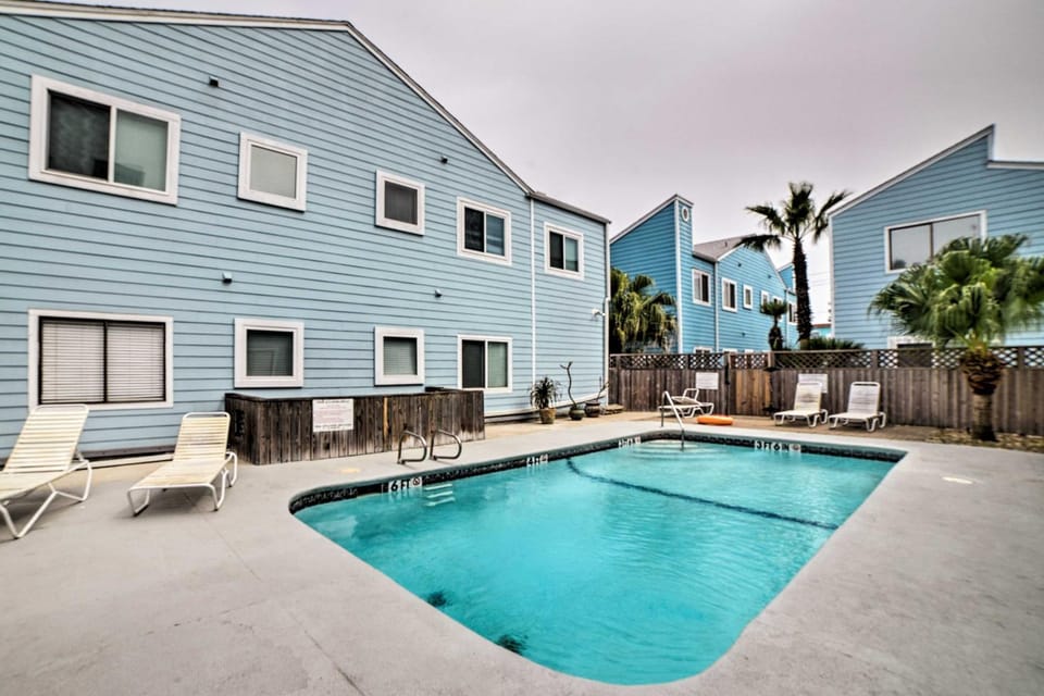 Corpus Christi Condo w/ Pool Access, Walk to Beach House in North Padre Island