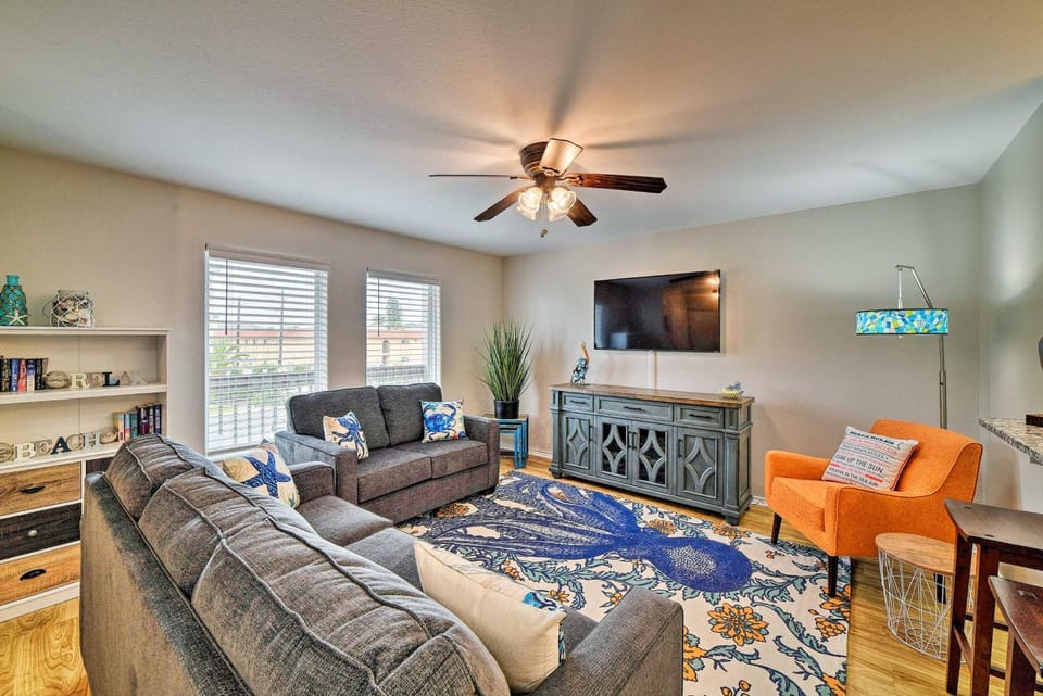 Corpus Christi Condo w/ Pool Access, Walk to Beach House in North Padre Island