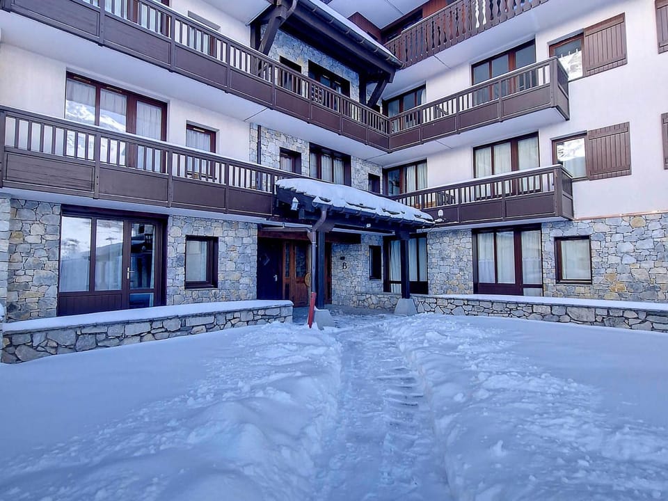 Superbe 2 Pièces + Cabine Rénové, Pied des Pistes, Val d'Isère, 6 Pers., Parking, Balcon Sud - FR-1-518-42 Cabin in Val dIsere