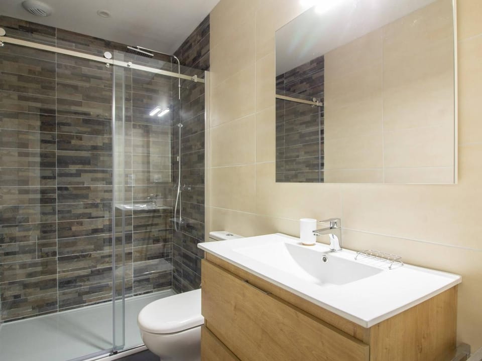 Duplex rénové 2 chambres avec wifi, cuisine équipée et local ski, en centre-ville de Cauterets - FR-1-401-179 Apartment in Cauterets