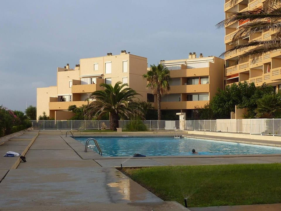 Grand T2 avec Piscine, Terrasse et Accès Direct à la Plage, 4 Personnes - Port Barcarès - FR-1-81-505 Apartment in Le Barcarès
