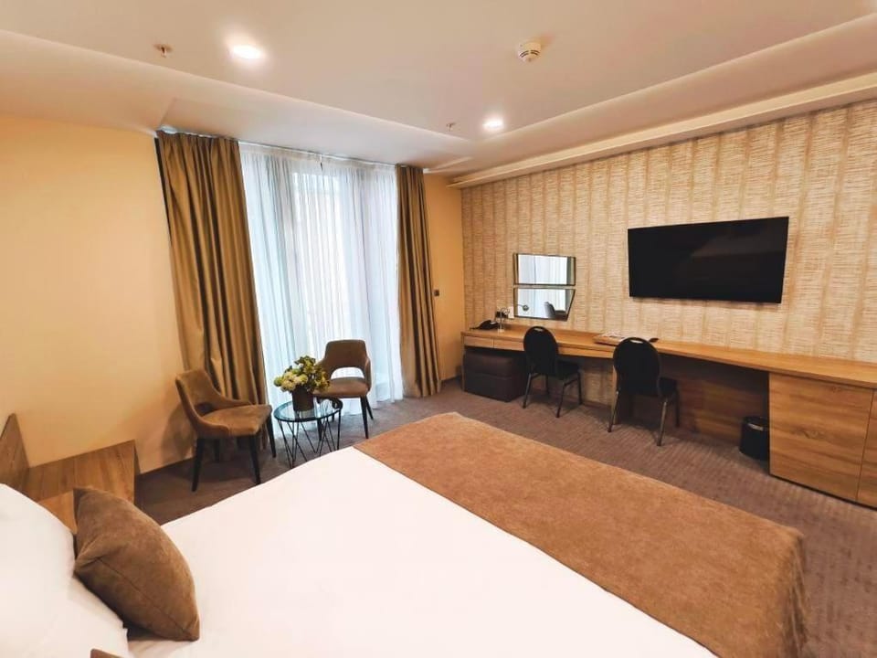 Bed, Photo of the whole room, Seating area, Bedroom