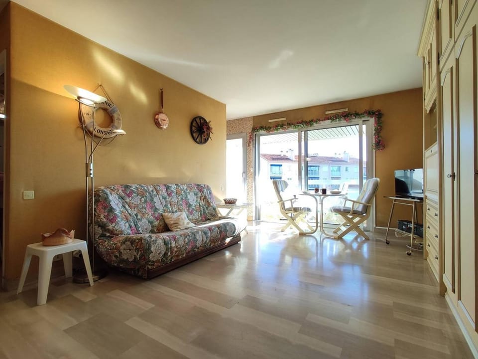 Studio pour 4 avec Terrasse ensoleillée, Parking privatif, à 250m des plages à Antibes - FR-1-252-153 Apartment in Antibes