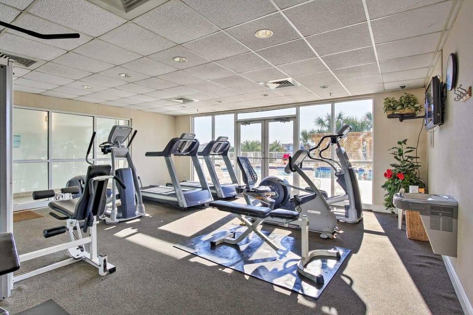 Snowbird's Retreat: Walkable Destin Condo w/ View! House in Destin