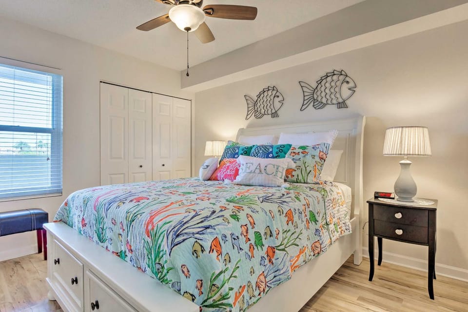 Snowbird's Retreat: Walkable Destin Condo w/ View! House in Destin
