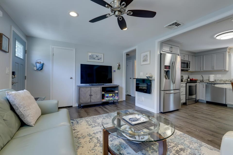 Coastal Getaway w/ Porch, 2 Mi to Niantic Beach! House in Niantic