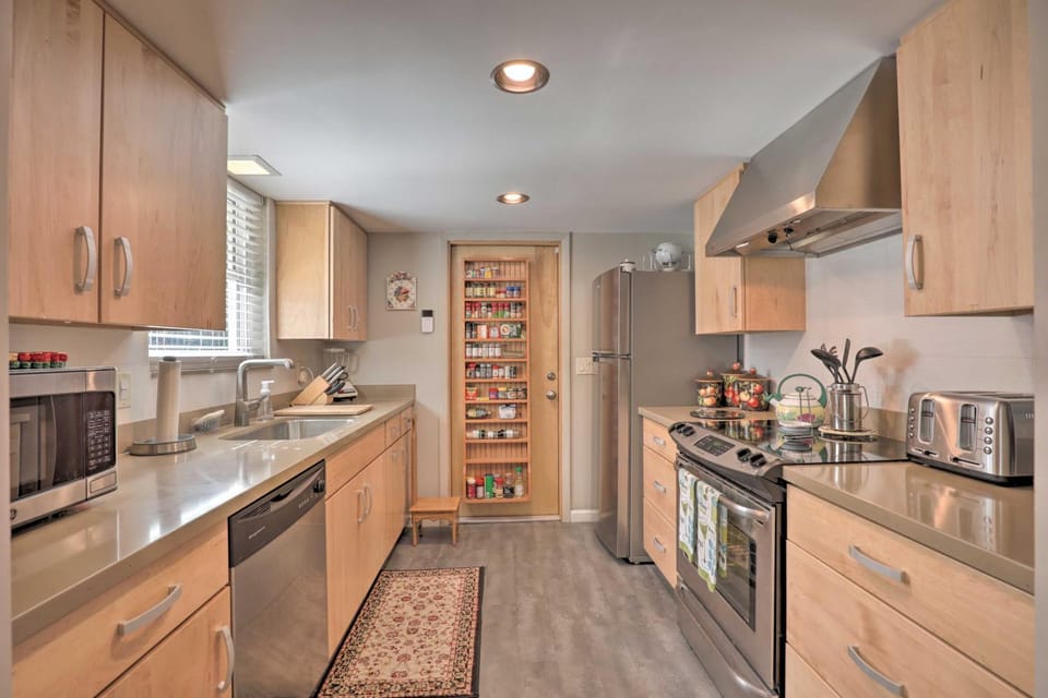 Single-Story Home: Walk to Beach, Pier & River House in Daytona Beach