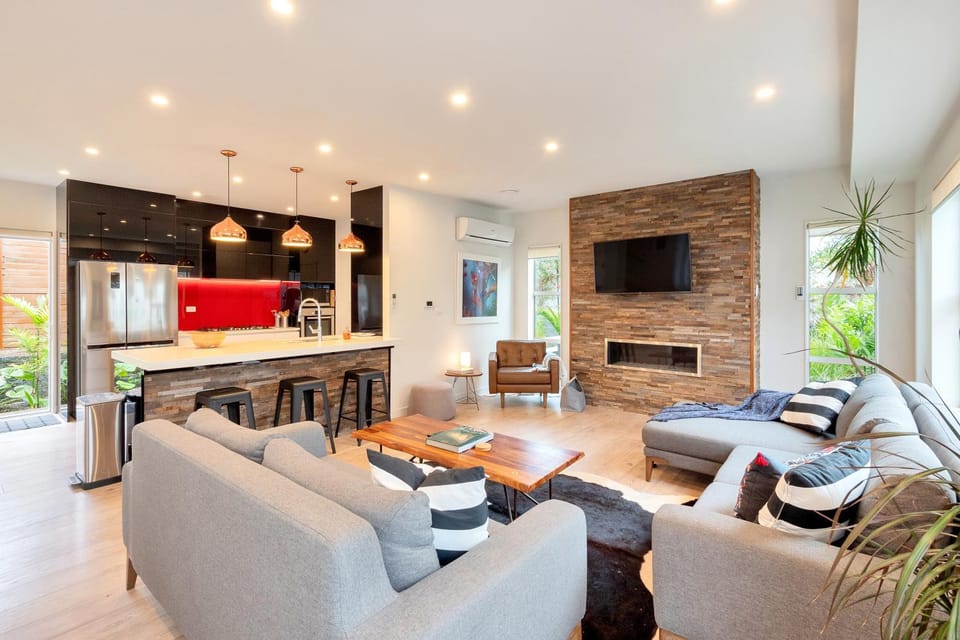 Food close-up, Library, TV and multimedia, Kitchen or kitchenette, Living room, Lobby or reception, Food and drinks, Seating area, Dining area, Food, Meals, Lunch, Dinner, Drinks, Alcoholic drinks, Non alcoholic drinks