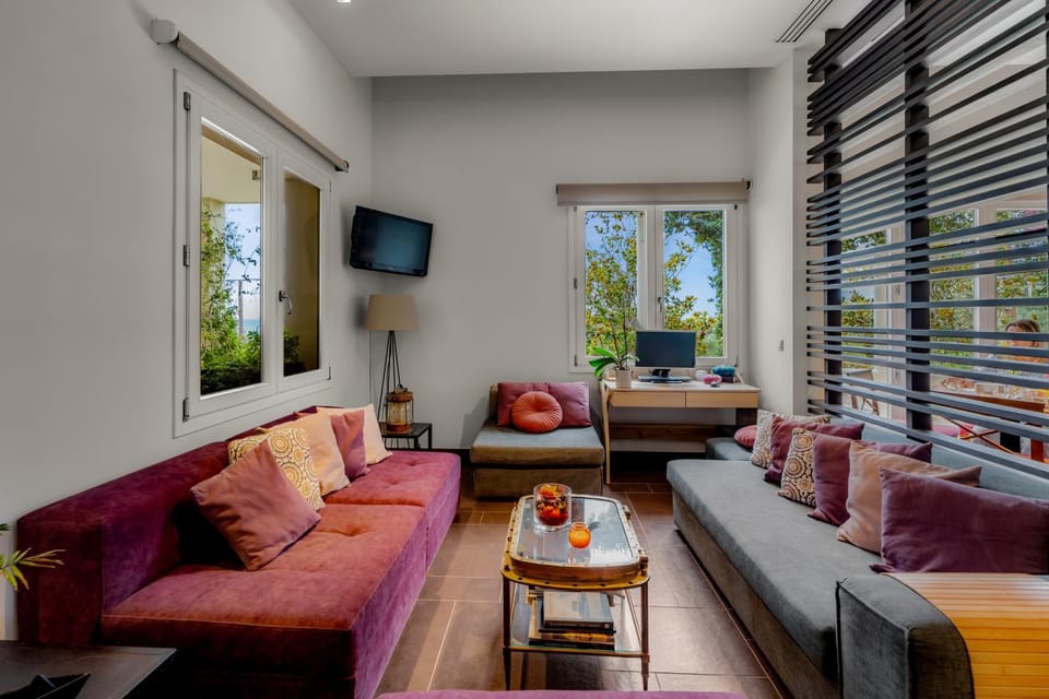 Communal lounge/ TV room, TV and multimedia, Living room, Seating area, Evening entertainment