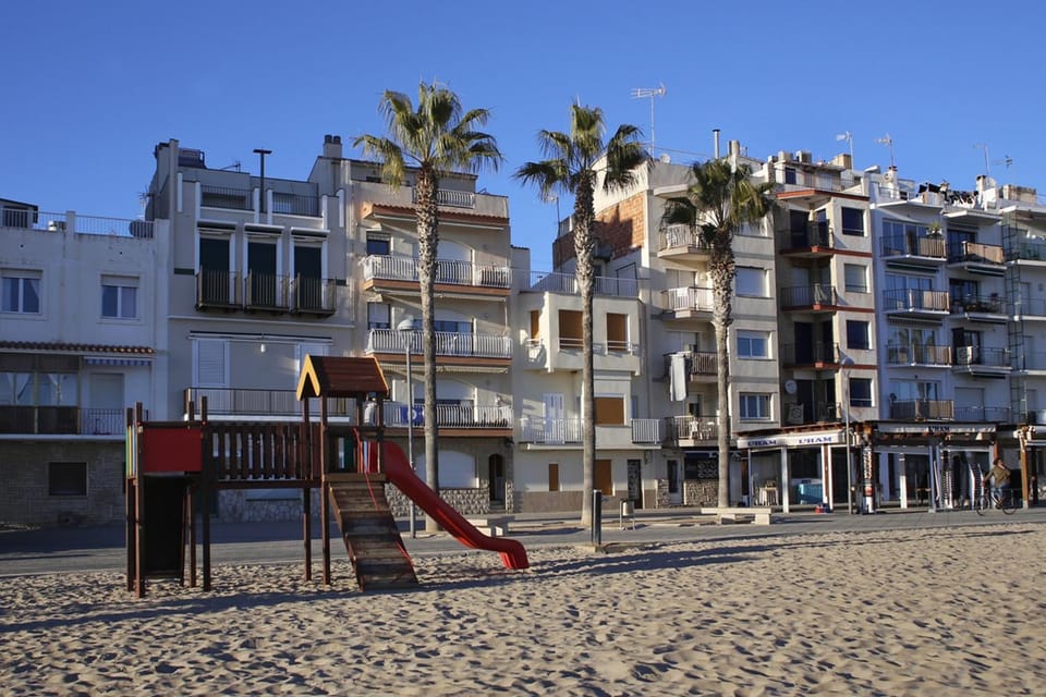 AT076 Planta baja en 1ra línea del paseo marítimo Apartment in Torredembarra