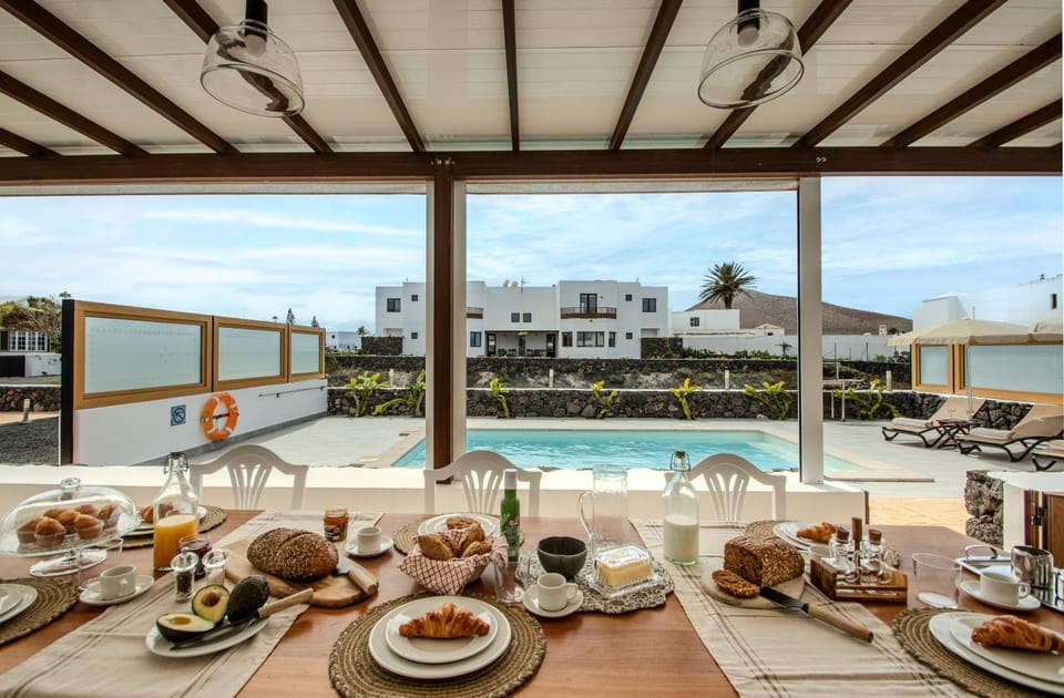 Food and drinks, Dining area, Pool view, Swimming pool, Breakfast, sunbed