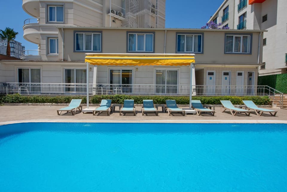 Pool view, Swimming pool, sunbed
