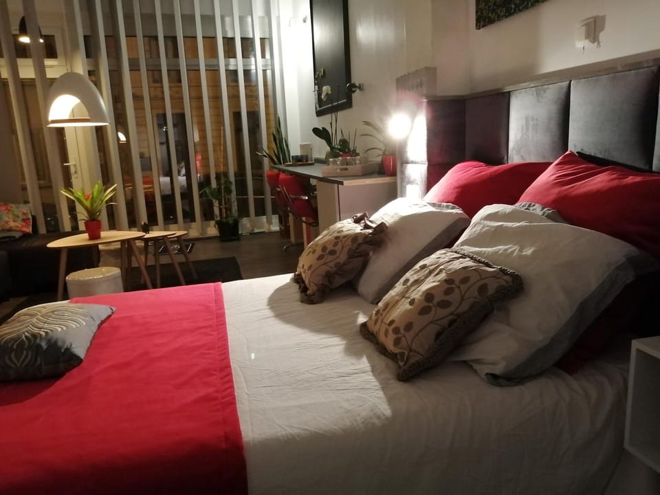 The Romantic Waterloo Lion's suite Bed and Breakfast in Flanders
