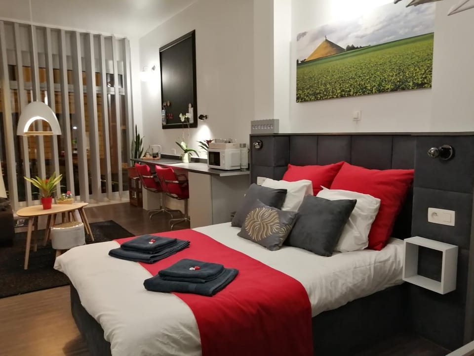 Bed, Living room, Photo of the whole room, Seating area, Dining area, Bedroom