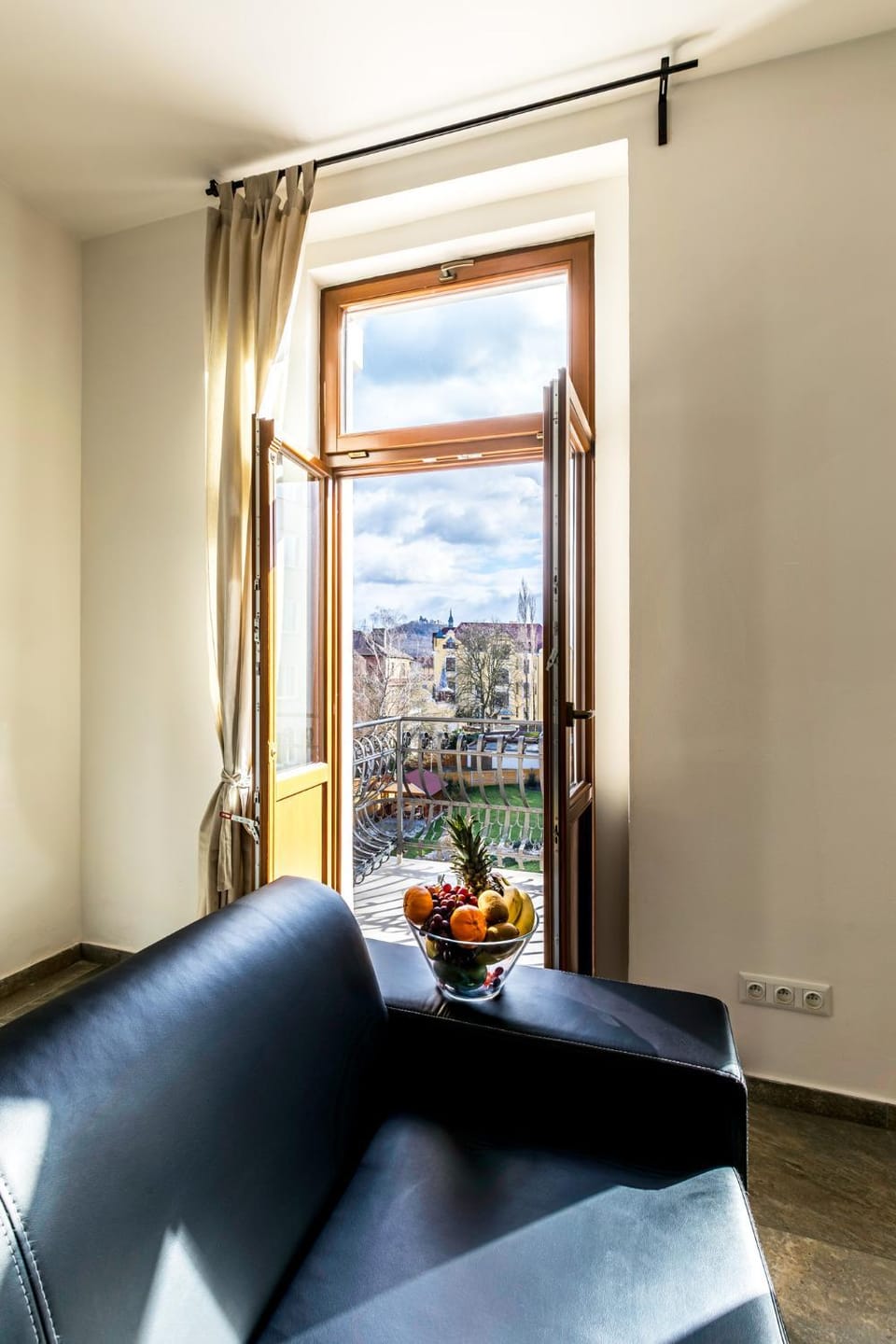 Living room, Street view